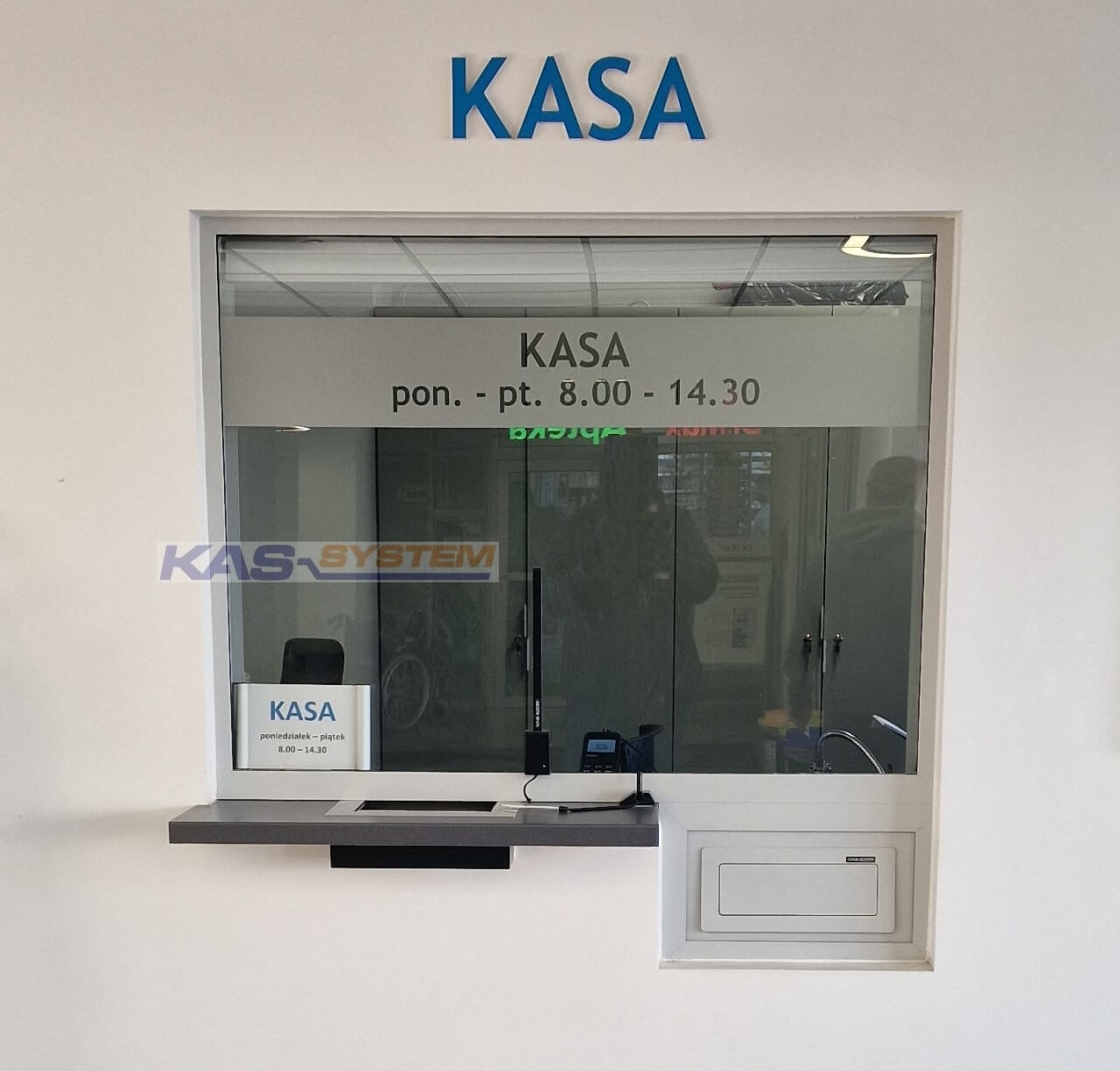 okno kasowe okno podawcze do obsługi osób niepelnosprawnych na wozku z aparatem słuchowym rozwiazanie kas-system.pl